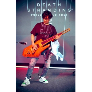 小岛秀夫上手《死亡搁浅2》吉他！来自PS的礼物